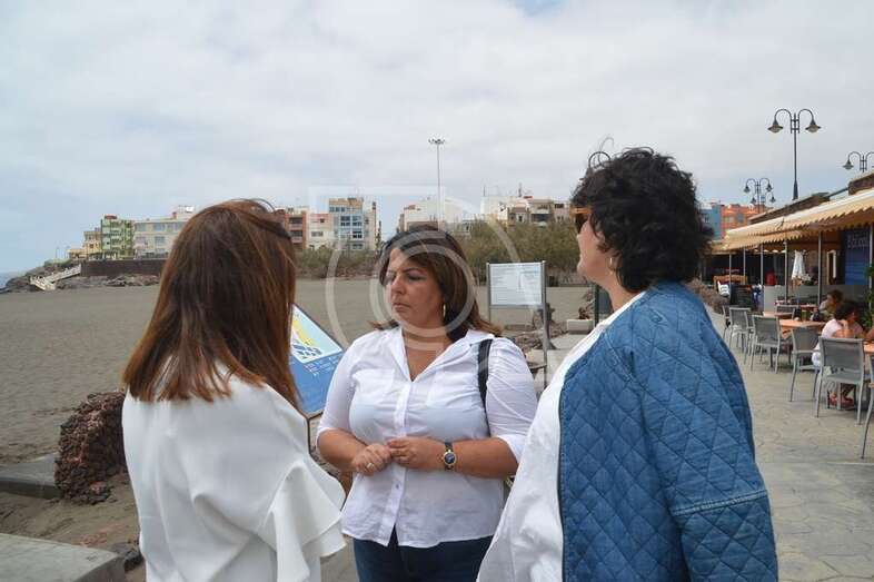 Gloria Cabrera (c), Celeste López (d) y Carmen Hernández (i) (Foto TA)